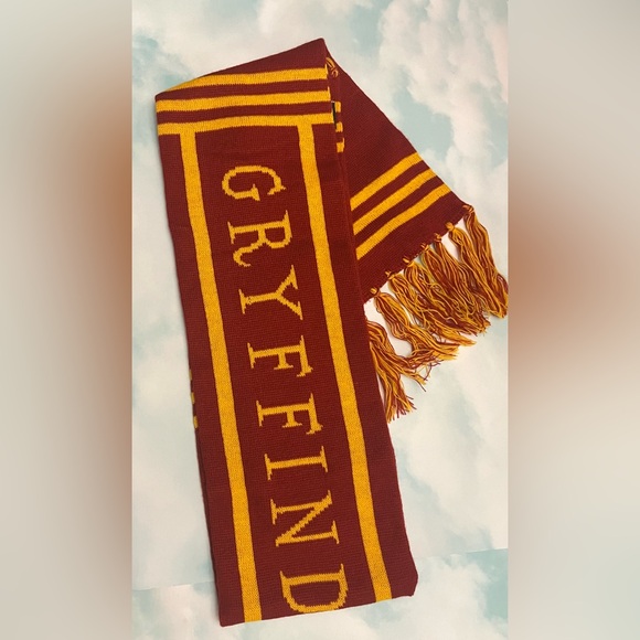 Harry Potter Gryffindor Scarf- Universal Studios Orlando, Florida Merch. - Picture 2 of 4
